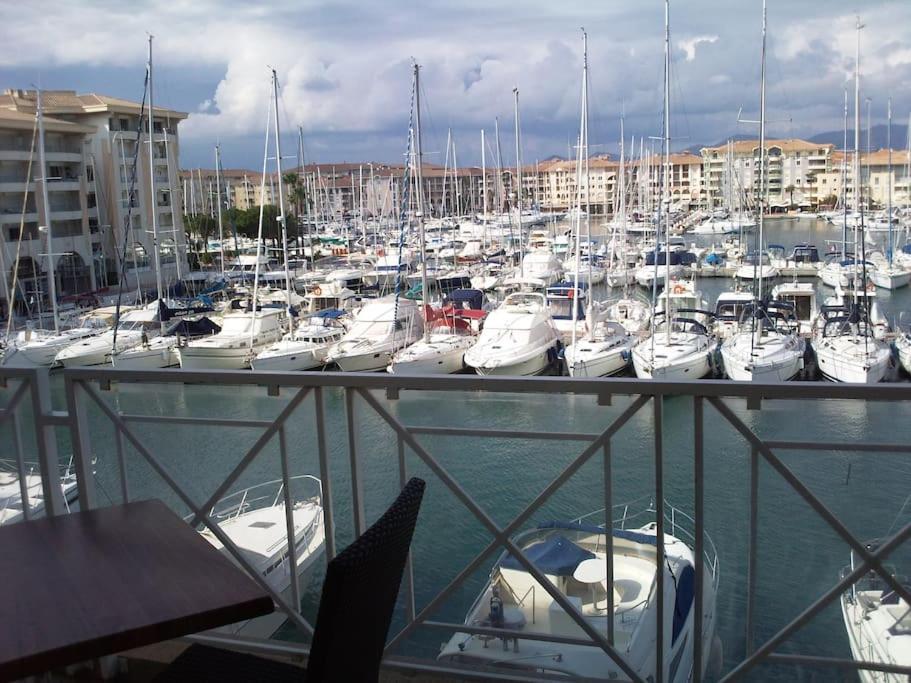 Port Frejus Cap Hermes Vue Mer Et Port Pieds Dans L'Eau Piscine Pkg Exterior photo
